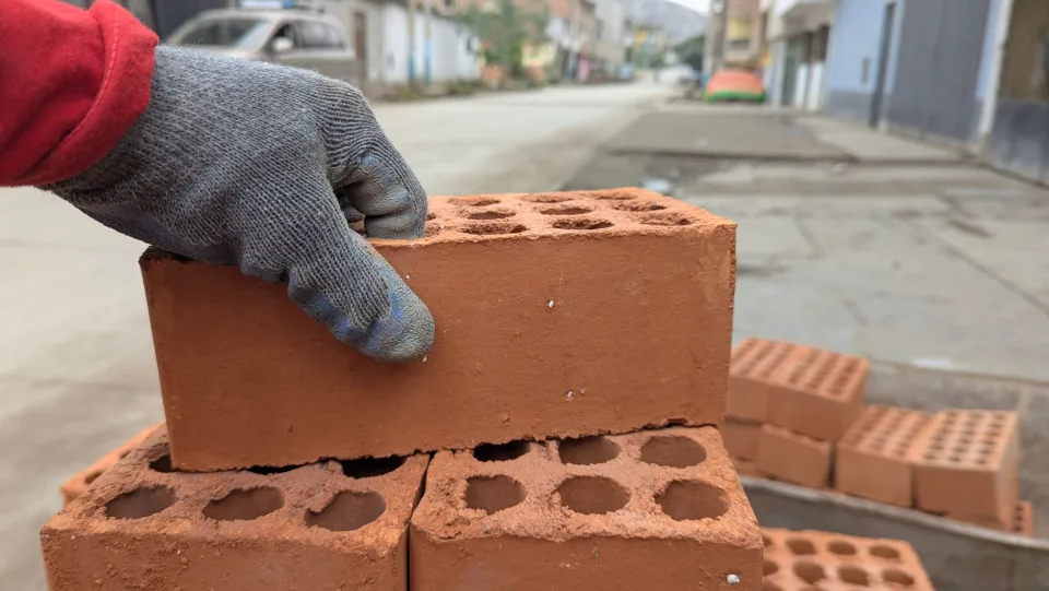 Bao xi măng xếp trên kệ